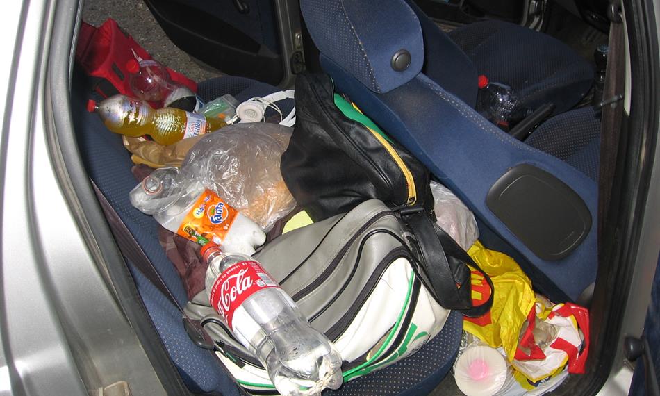 2014-3-18-103lahev s bílou látkou v autě .JPG